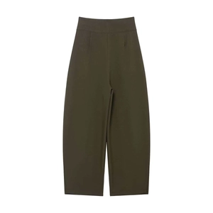 Detailansicht einer olivgrünen hoch taillierten Hose mit eleganten Faltenakzenten