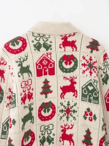 Detail von Vintage-Weihnachtsstrickwaren mit roten Rentier- und grünen Baum-Jacquardmustern