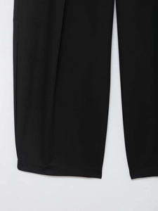 Detailansicht des Saums und der Stoffstruktur der schwarzen Damen-Hose mit weitem Bein