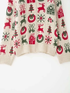 Detail eines Weihnachts-Jacquard-Strickpullovers mit Rentier- und Schneeflockenmustern