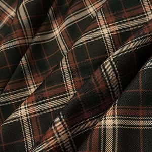 Gros plan détaillé du tissu écossais marron avec motif à carreaux et texture plissée