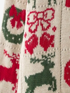 Detailansicht der Strickware mit Rentier- und Schneeflocken-Weihnachtsmustern