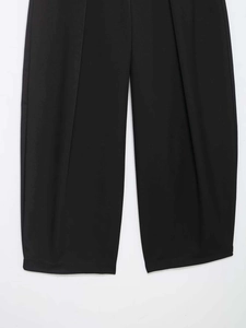 Detailansicht der schwarzen Hose mit hohem Bund und weitem Bein aus fließendem Polyesterstoff