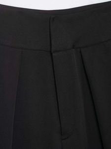 Detail der Bundfaltenhose mit hoher Taille aus schwarzem Webstoff und sauberer Schneiderei