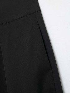 Detailaufnahme der schwarzen Hose mit hoher Taille, Nähten und Seitentaschendetail