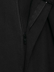 Nahaufnahme von schwarzem Nylon-Reißverschluss und hochwertiger Naht an Falten-Culotte-Hosen