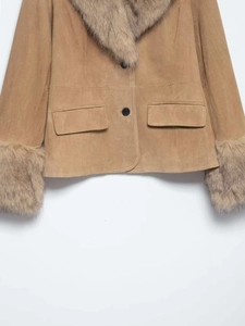 Gros plan sur la veste en daim camel avec col en fausse fourrure et détails de texture
