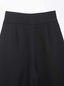 Detail einer schwarzen Hose mit hoher Taille, glattem Webstoff und Bundfalten-Design