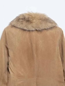 Détail du col en fourrure et de la texture en daim de la veste courte marron chic