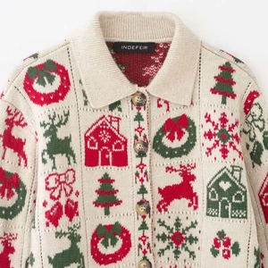 Gemütliche creme-weiße Weihnachtsstrickjacke mit festlichen Rentier- und Schneeflockenmustern