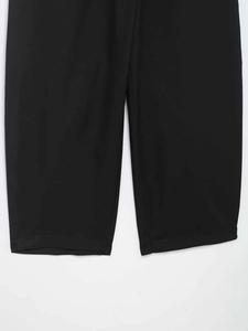 Detailansicht der feinen Nähte und des glatten Saums an der schwarzen weiten Damenhose