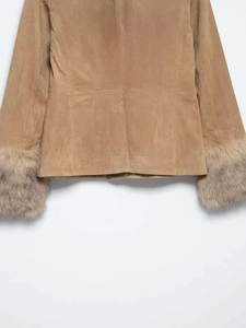 Détails du dos de la veste en daim avec des poignets en fausse fourrure douce