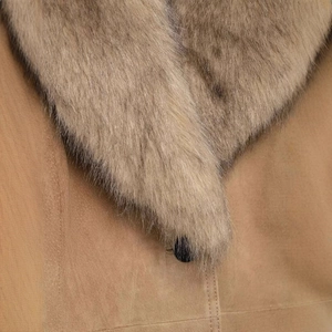 Veste courte en daim avec grand col en fausse fourrure et bouton de couleur kaki chaud
