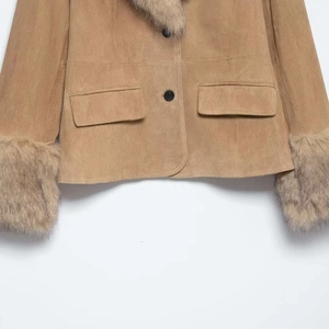 Veste tendance en daim camel avec col et poignets en fausse fourrure et boutons noirs