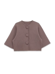 Detailansicht der weichen Strickstruktur und passenden Stoffknöpfe an der Kinderjacke