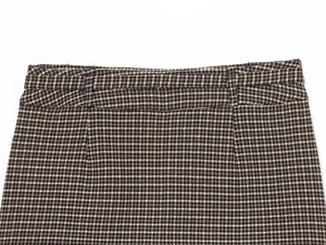 Gros plan sur la taille haute de la jupe en tweed pied-de-poule et texture du tissu