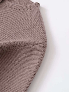Nahaufnahme von Strickjacke mit Rippstrickausschnitt und Naht in sanftem Malve
