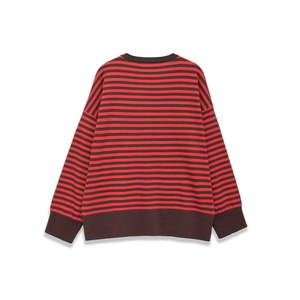 Détail d'un pull en maille rayé rouge et noir avec larges poignets et ourlet côtelés