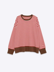 Détail d'un pull rayé rouge et blanc avec col et poignets contrastés en tricot côtelé marron