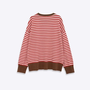 Vue détaillée du pull en maille à rayures rouges et blanches avec finitions côtelées