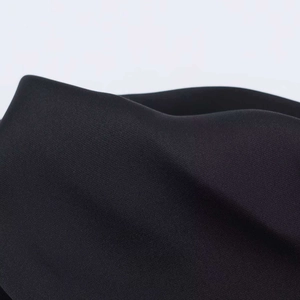 Vue détaillée de la texture du tissu noir haute élasticité et motifs de tissage premium