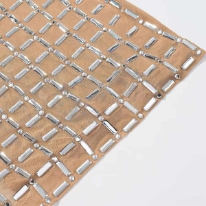Détail macro du tissu en maille nude avec des strass en cristal denses en grille