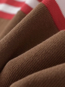 Vue macro d'un tricot rayé texturé aux couleurs marron foncé rouge et blanc