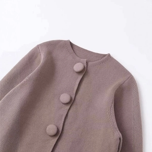 Schicke malvenfarbene Strickjacke für Kinder mit Rundhalsausschnitt und Stoffknöpfen