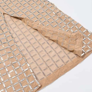 Robe longue dos nu ajustée couleur champagne avec maille et motifs strass argentés