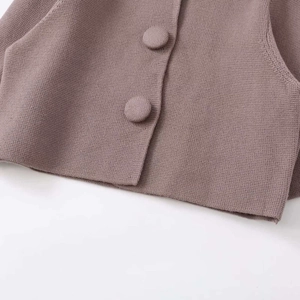 Damen-Strickjacke mit elegantem Mauve-Ton und passenden stoffbezogenen Knöpfen