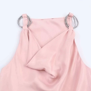 Rosa Satin-Top mit Wasserfall-Ausschnitt und perlengestickten Metallring-Trägern