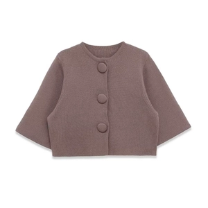 Klassische Kinderstrickjacke in Altrosa mit stoffbezogenen Knöpfen und Rundhals