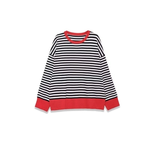 Pull en tricot à rayures noires et blanches avec col et poignets côtelés rouges élégants