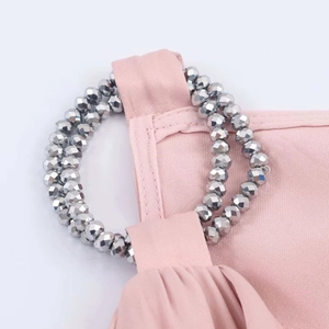 Rosa Satinbluse für Damen mit eleganten silbernen Perlen und kreisförmigem Detail