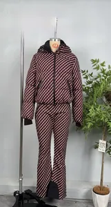 Détail de l'ensemble de ski à motif sergé rouge et blanc avec veste à capuche et pantalon