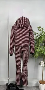 Détails de l'ensemble de ski avec motif diagonal rouge et blanc sur tissu rembourré