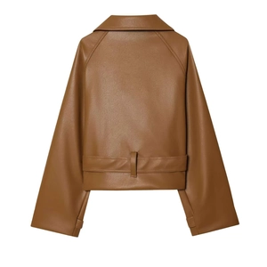 Vue détaillée du dos de la veste en similicuir caramel avec ceinture et manches raglan