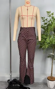 Détail du pantalon de ski à imprimé géométrique rouge et blanc avec poches zippées