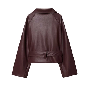 Vue détaillée du dos d'une veste courte en cuir PU bordeaux avec ceinture et boucle métal