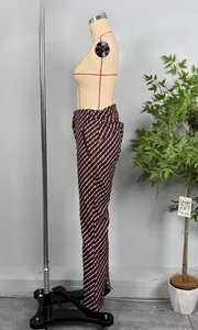 Détail du pantalon de ski thermique rayé bordeaux avec coupe ajustée et fermeture éclair