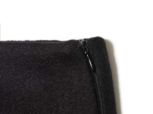 Dettaglio degli shorts a vita alta con cerniera invisibile nera e tessuto strutturato