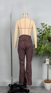 Détail du pantalon de ski évasé taille haute en marron rouge foncé à motif diagonal