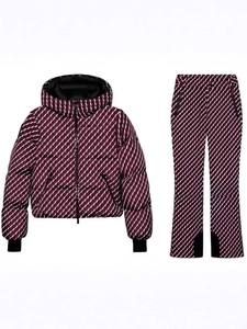 Vue détaillée d'une tenue de ski violette avec veste matelassée et pantalon assorti