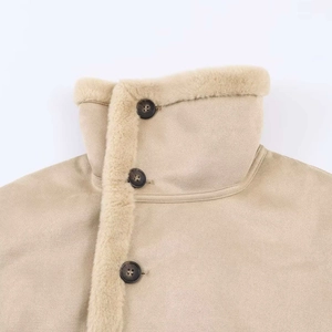 Detail van de imitatie suède jas met beige sherpa voering en bruine knopen