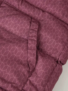 Détail d'une doudoune prune Morandi avec matelassage géométrique et coutures de haute qualité
