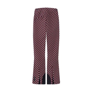 Détail d'un pantalon de ski bordeaux avec rayures blanches et patchs noirs au bas