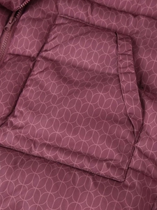 Détail de la veste d'hiver matelassée avec imprimé floral géométrique et fermeture éclair