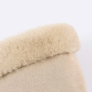 Gedetailleerde macro van beige gebreide stof met dikke rand van imitatiebont en textuur