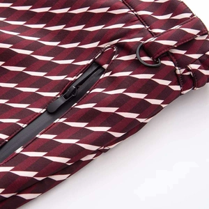 Détail de la tenue de ski bordeaux avec fermeture éclair étanche et anneau en D noir