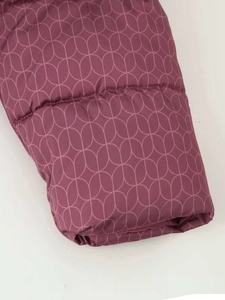 Détail du poignet d'une veste d'hiver violette avec motif géométrique matelassé
